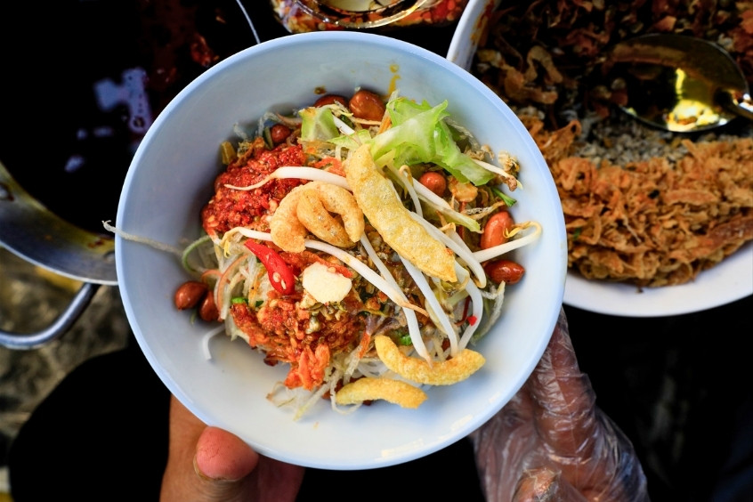 Một phần cơm hến Huế truyền thống tại quán ăn ven đường, giản dị nhưng đậm đà bản sắc ẩm thực cố đô