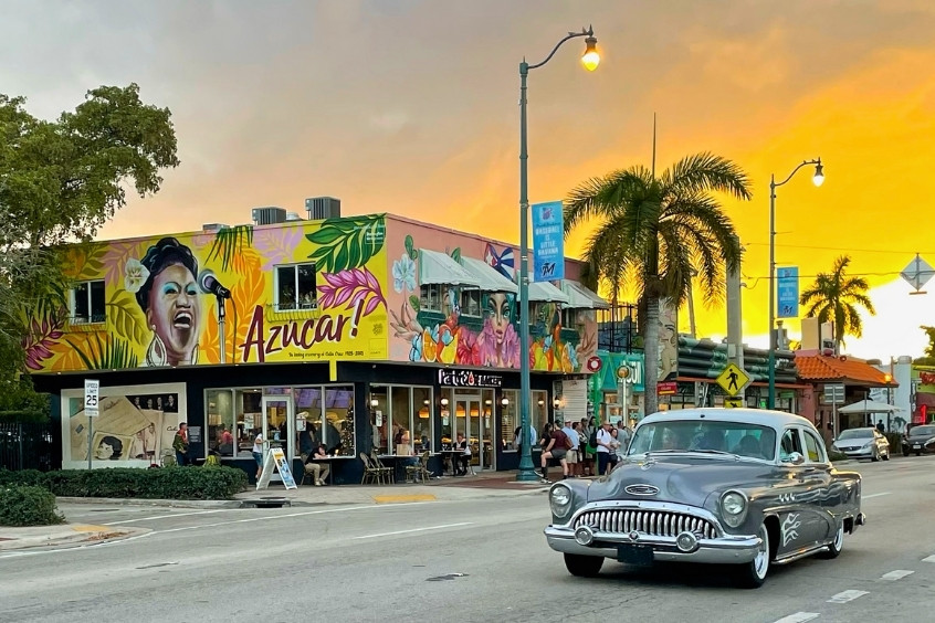 Con phố sôi động ở Little Havana với các cửa hàng đầy màu sắc, nghệ thuật đường phố đậm chất Cuba