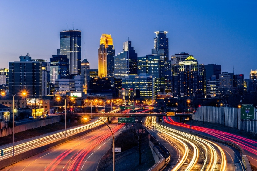 Thành phố Minneapolis vào buổi tối, với ánh đèn từ các tòa nhà chọc trời rực rỡ