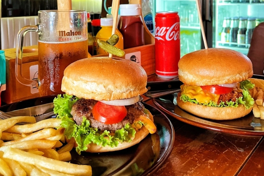 Bánh kẹp Juicy Lucy đặc trưng với phần nhân phô mai tan chảy bên trong miếng thịt bò nướng, món ăn nổi tiếng tại Minneapolis