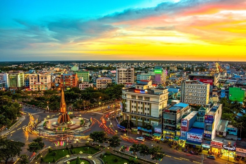 Toàn cảnh thành phố Cà Mau dưới ánh hoàng hôn rực rỡ, những mái nhà thấp thoáng trong sắc cam vàng dịu nhẹ