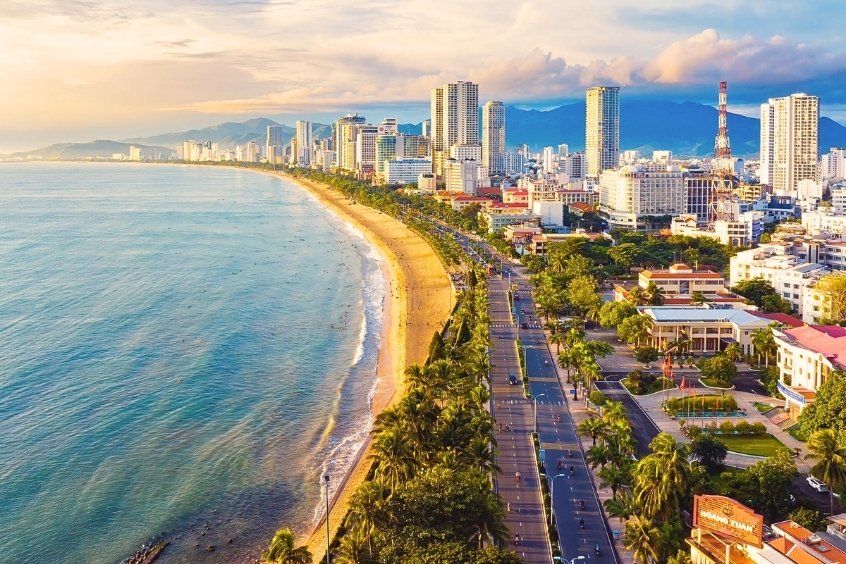 Toàn cảnh thành phố Nha Trang từ trên cao với bờ biển xanh ngát