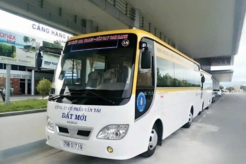 Di chuyển giữa sân bay và trung tâm thành phố bằng xe buýt đưa đón