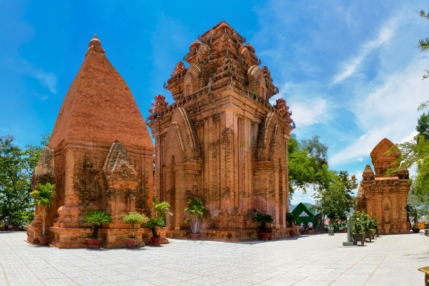 Tháp Bà Ponagar cổ kính tại Nha Trang nổi bật với kiến trúc gạch đỏ đặc trưng