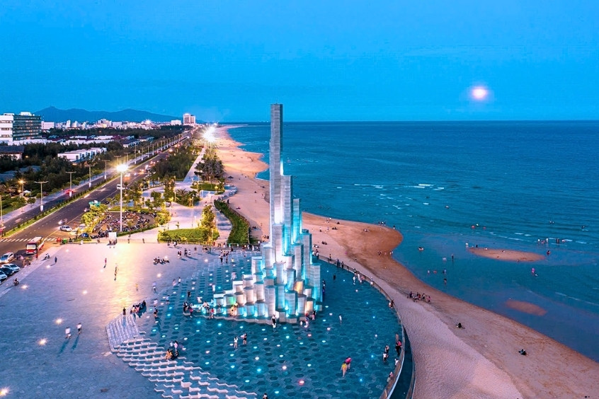 Quảng trường Nghinh Phong lung linh ánh đèn về đêm bên bãi biển Tuy Hòa, Phú Yên