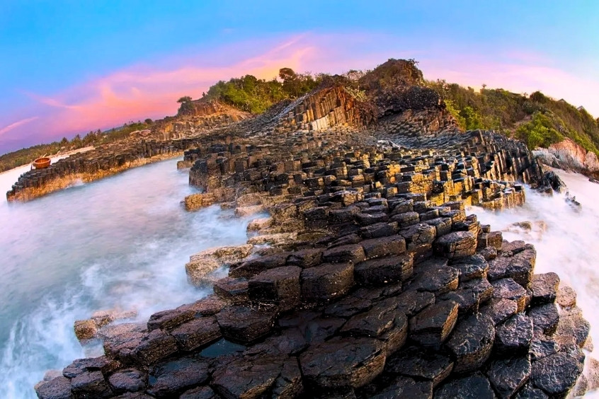 Gành Đá Đĩa Phú Yên với những khối đá hình lục giác xếp tầng độc đáo bên bờ biển