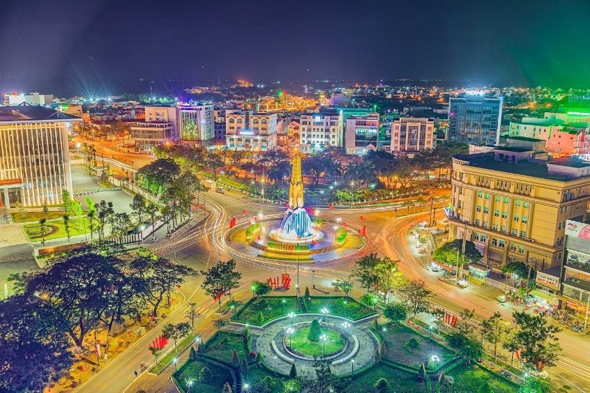 Toàn cảnh thành phố Cà Mau về đêm rực rỡ ánh đèn, phản chiếu lung linh cùng với những tòa nhà hiện đại