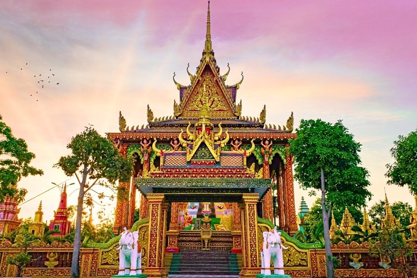 Chùa Monivongsa Bopharam nổi bật với kiến trúc Khmer đặc trưng, mái chùa nhiều tầng uốn cong tinh xảo