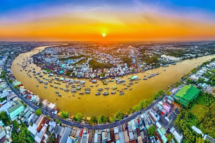 Toàn cảnh Cần Thơ lúc bình minh, thuyền bè tấp nập trên sông Hậu