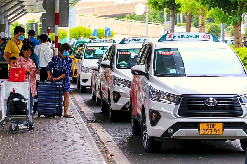 Xe taxi đưa đón hành khách từ sân bay về trung tâm thành phố, tiện lợi và nhanh chóng với dịch vụ vận chuyển chuyên nghiệp