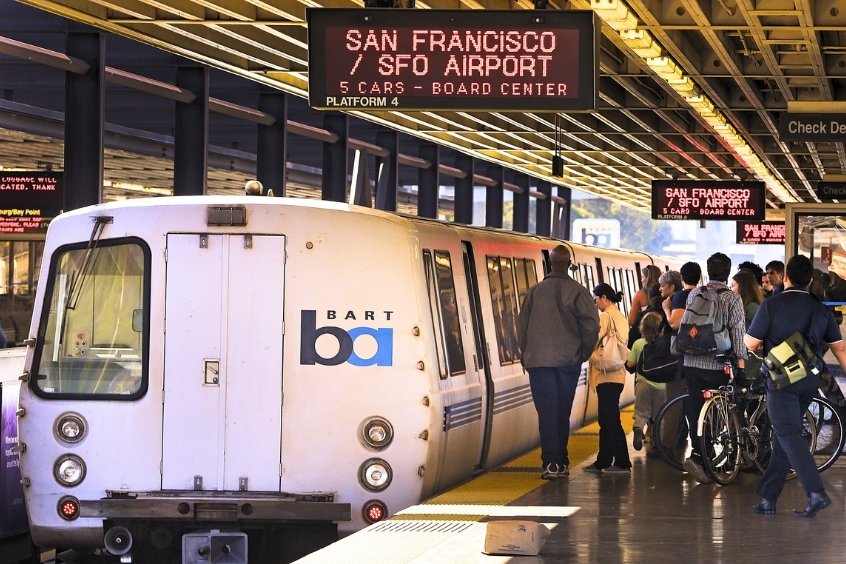 Tàu điện BART là phương tiện di chuyển phổ biến nhất từ sân bay về trung tâm thành phố