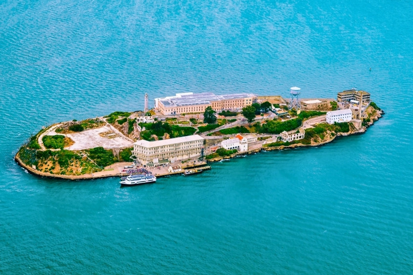 Đảo Alcatraz nổi bật giữa vịnh San Francisco, từng là nhà tù khét tiếng của Mỹ