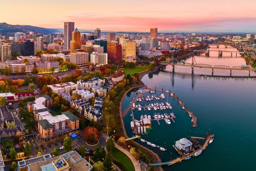 Toàn cảnh thành phố Portland nhìn từ trên cao với sông Willamette và những tòa nhà hiện đại