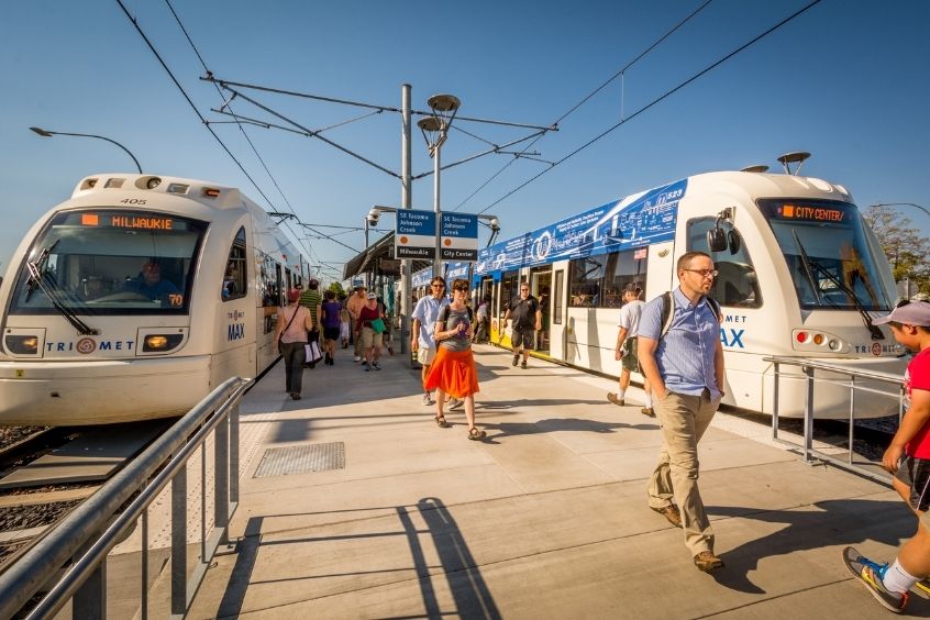 Tàu MAX Light Rail di chuyển từ sân bay về trung tâm thành phố