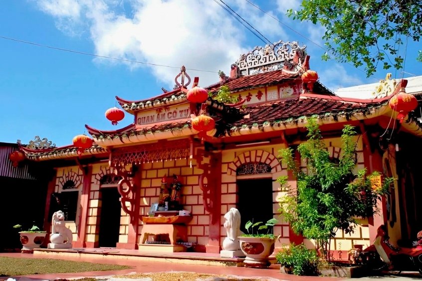 Chùa Quan Âm Cổ Tự tại Cà Mau với kiến trúc cổ kính, mái ngói cong đặc trưng
