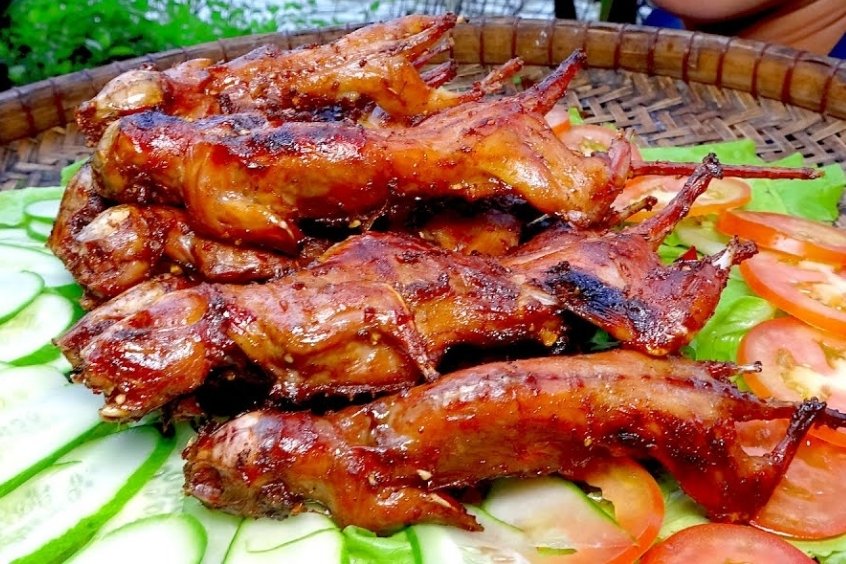 Chuột đồng nướng lu đặc sản dân dã Cà Mau với lớp da vàng giòn, thịt thơm ngọt