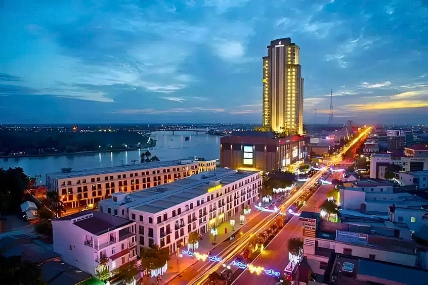 Toàn cảnh trung tâm thành phố Cần Thơ nhìn từ trên cao với sông Hậu uốn lượn