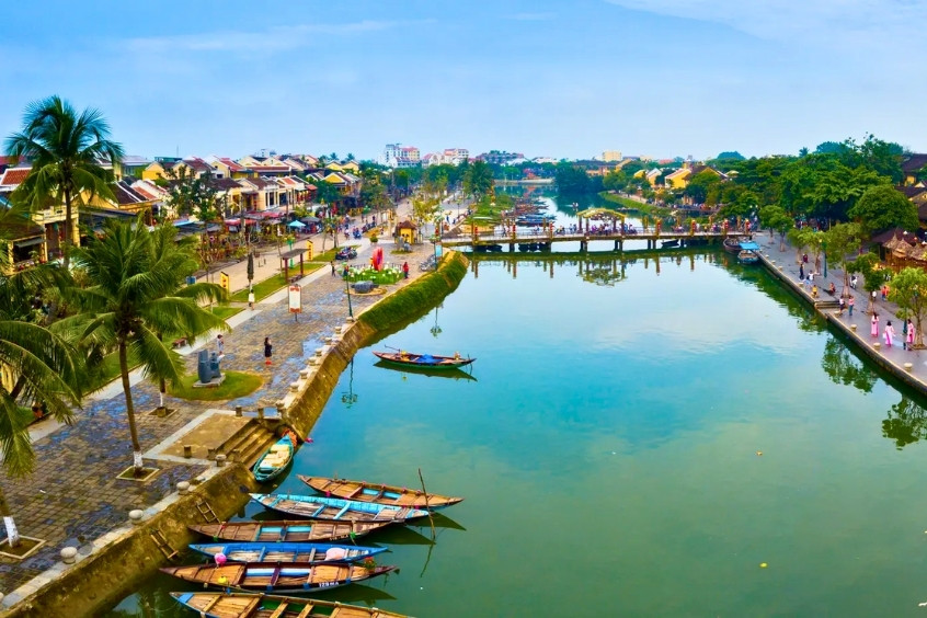 Phố cổ Hội An ven sông nhộn nhịp với thuyền du lịch và du khách tản bộ