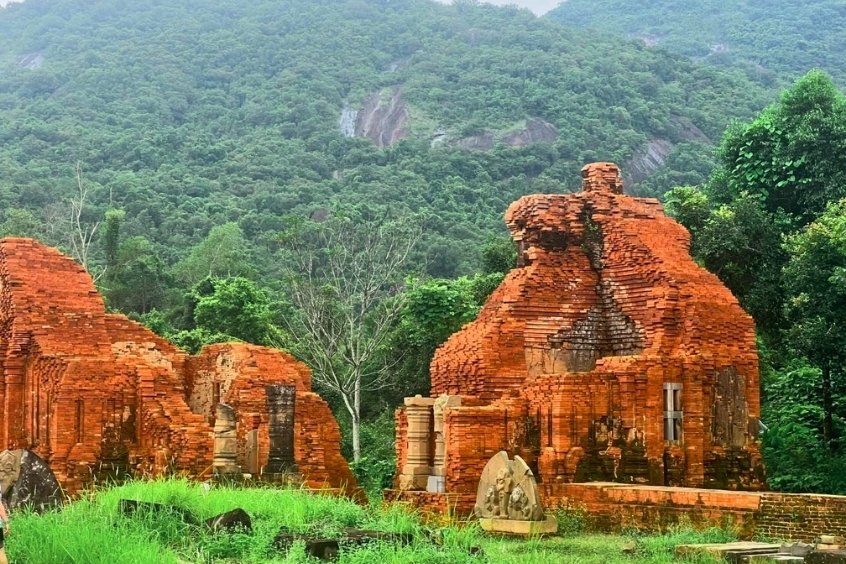 Thánh địa Mỹ Sơn với kiến trúc Chăm Pa cổ nằm giữa rừng núi xanh tươi