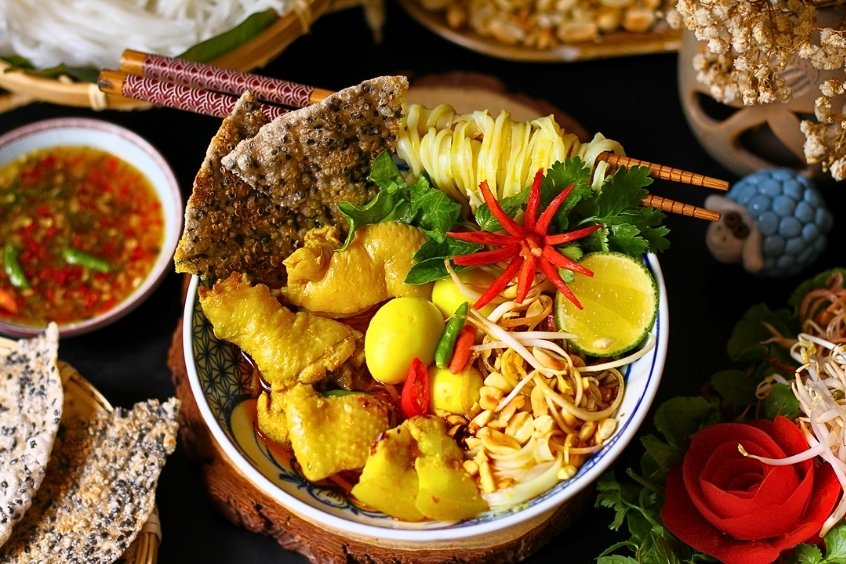 Mì Quảng gà chuẩn vị Quảng Nam với trứng cút, rau sống và bánh tráng mè