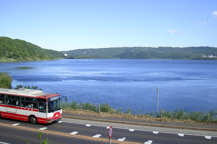 Hồ Abashiri nổi tiếng với nước trong xanh và phong cảnh thơ mộng