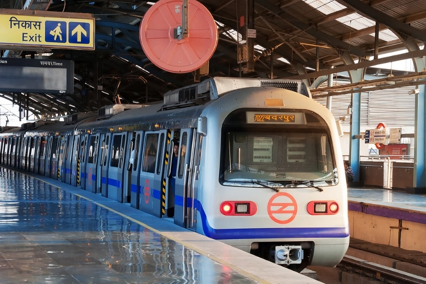 Tàu điện ngầm tại Delhi phương tiện công cộng hiện đại và tiện lợi cho du khách.