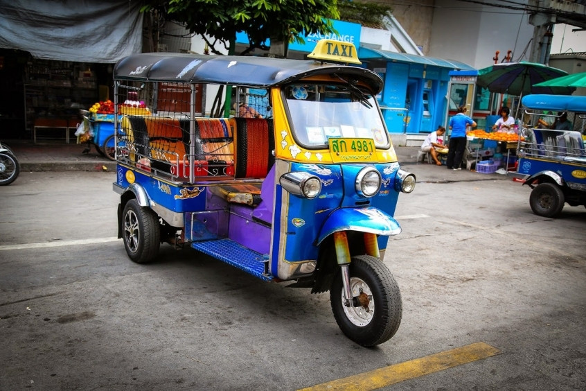 Tuk tuk âm thanh rộn ràng và nhịp sống đường phố Phnom Penh hiện rõ trên từng bánh xe ba bánh chở đầy nét văn hóa bản địa
