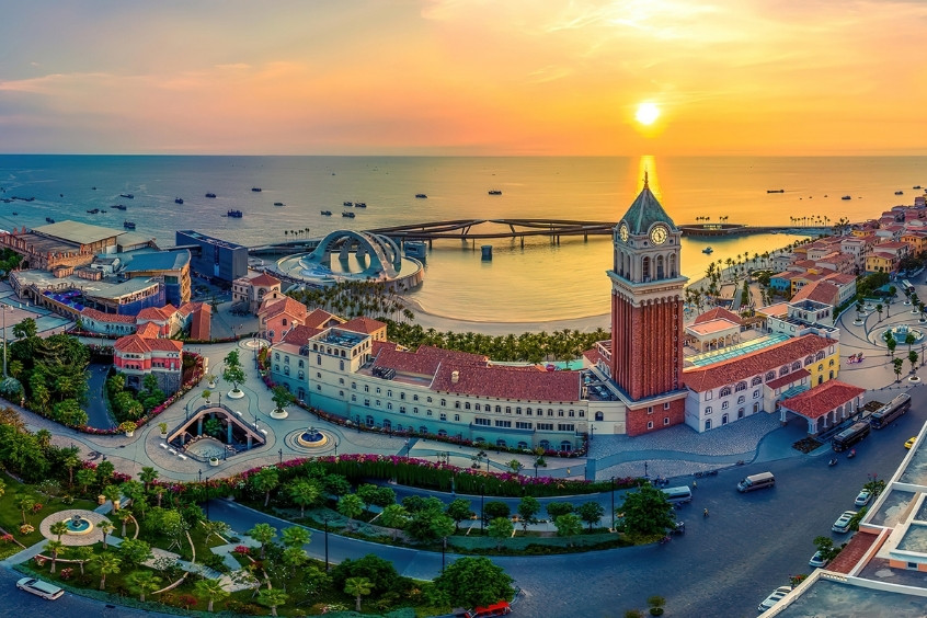 Thị trấn Hoàng Hôn ở Phú Quốc với kiến trúc Địa Trung Hải và bờ biển tuyệt đẹp