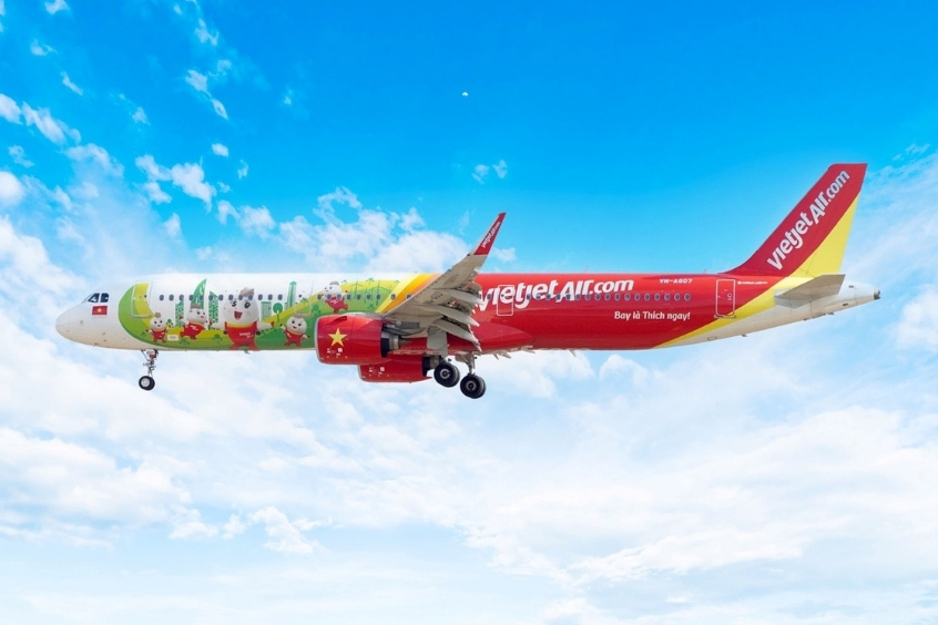 Máy bay Vietjet Air cất cánh hướng về phía đảo Phú Quốc