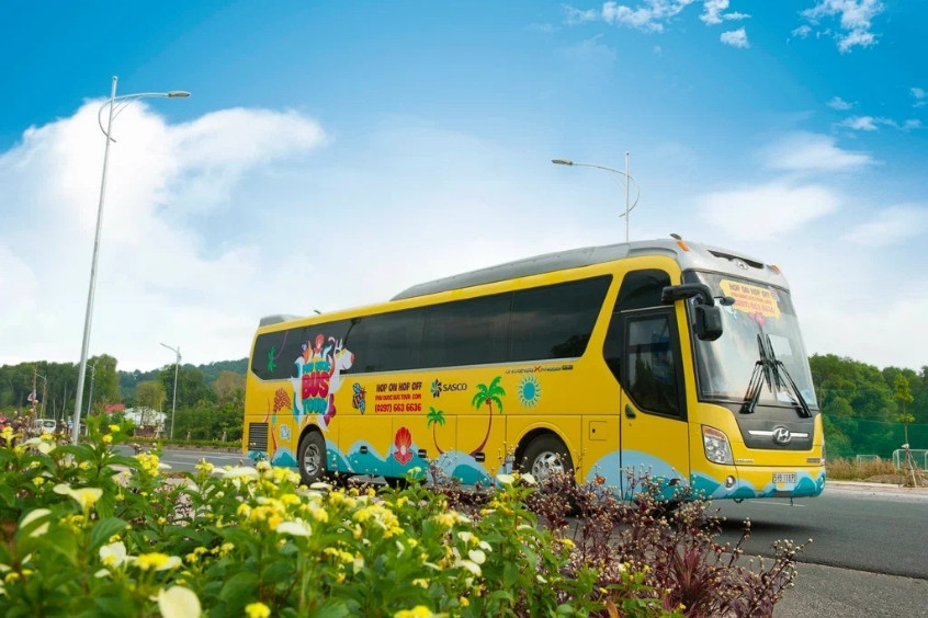 Xe buýt Sasco sẵn sàng đưa du khách từ sân bay đến các điểm du lịch chính