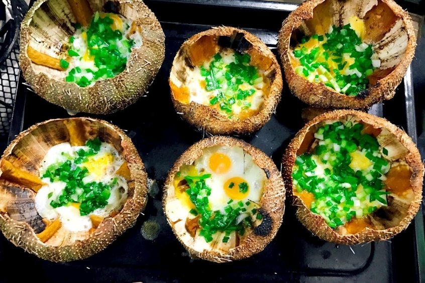 Món nhum nướng mỡ hành nóng hổi trên đĩa, tỏa hương thơm lôi cuốn thực khách