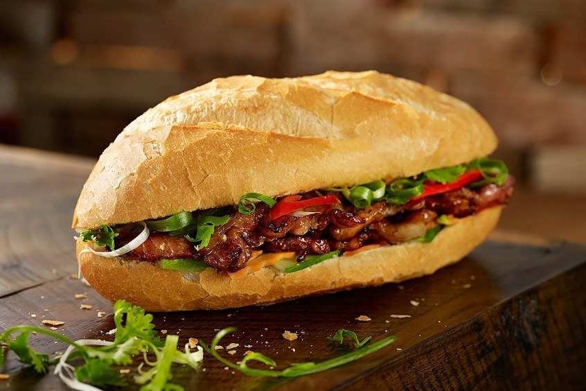 Ổ bánh mì truyền thống TP. Hồ Chí Minh với nhân thịt, rau thơm và nước sốt đặc trưng