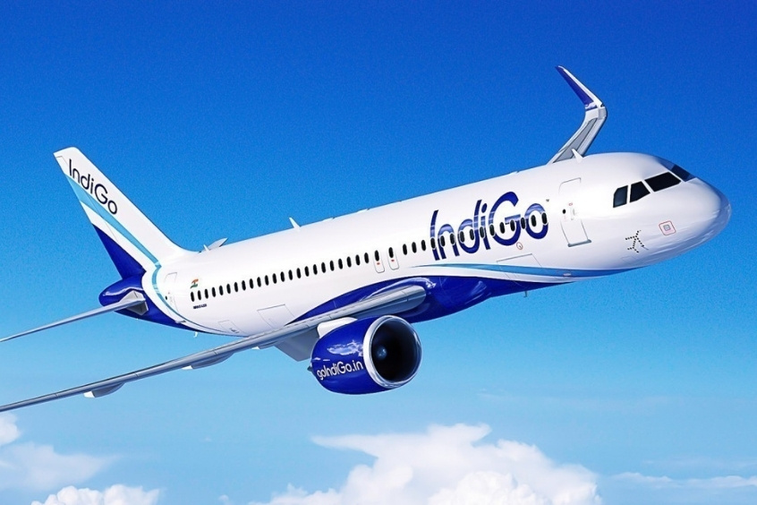Máy bay IndiGo đang bay trên nền trời xanh trong