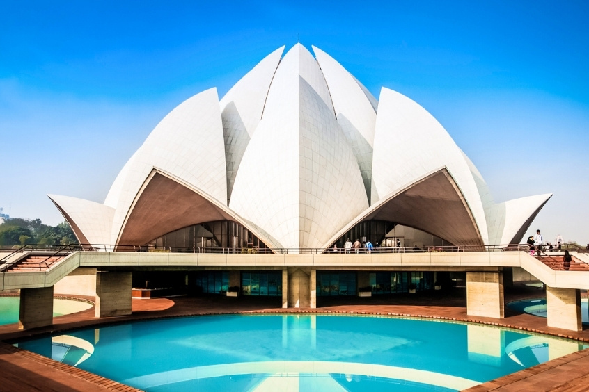 Đền Lotus Temple ở New Delhi với kiến trúc hình hoa sen độc đáo dưới bầu trời xanh