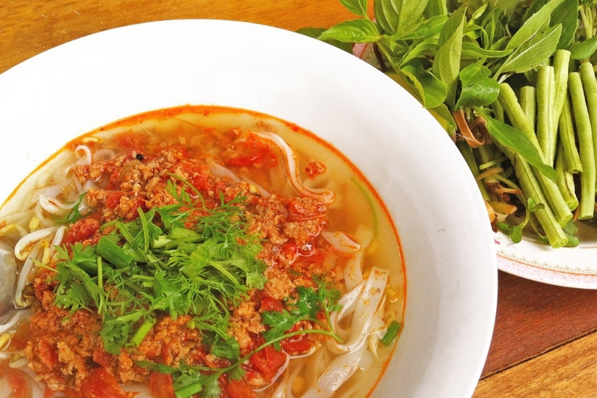 Bát Khao Soi nóng hổi với mì, cà ri sánh vàng và rau thơm hấp dẫn