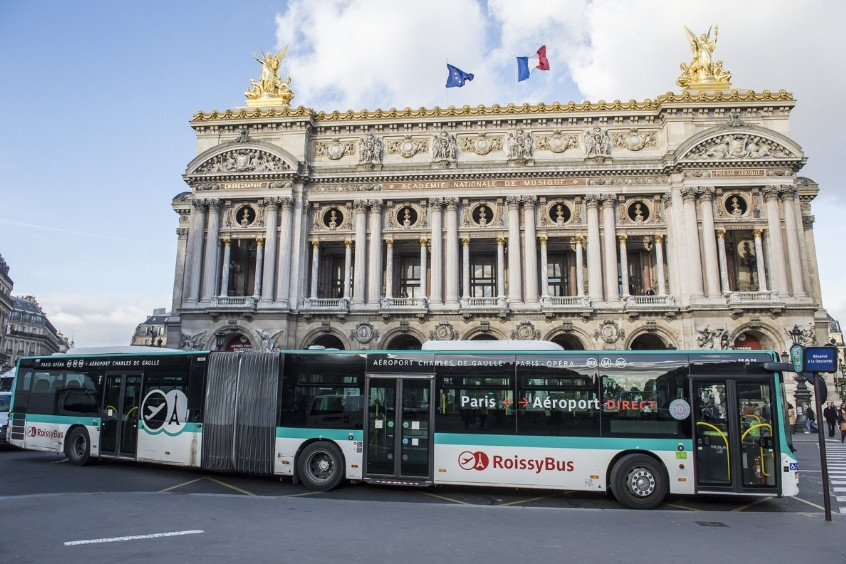  Xe buýt Roissybus tại Paris phục vụ hành trình từ sân bay Charles de Gaulle về trung tâm thành phố