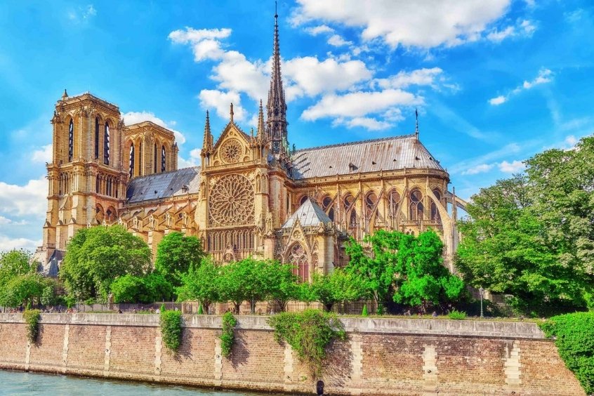 Nhà thờ Đức Bà Paris với kiến trúc Gothic cổ kính bên sông Seine