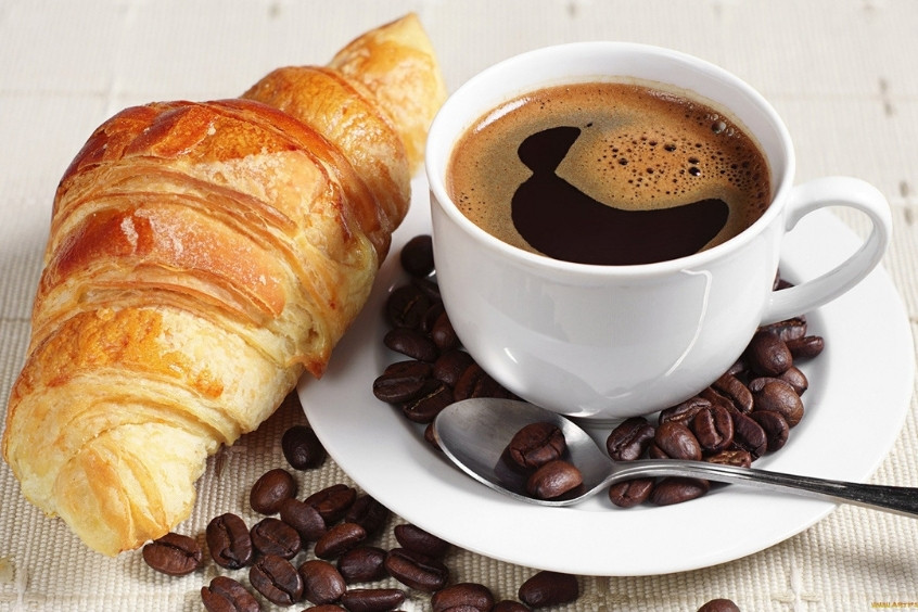 Cà phê espresso và bánh croissant kiểu Pháp bữa sáng truyền thống tại Paris
