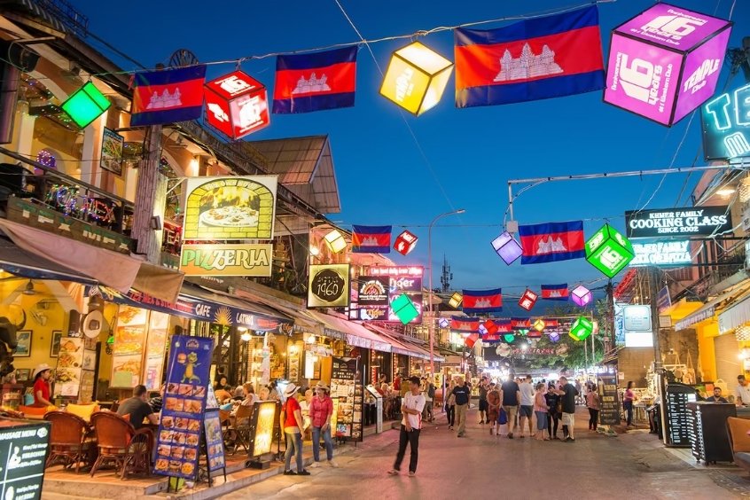 Phố đi bộ về đêm tại Phnom Penh với ánh đèn rực rỡ và không khí sôi động