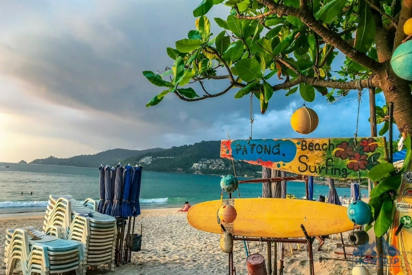 Bãi biển Patong với làn nước trong xanh và hàng dừa chạy dọc bờ cát trắng