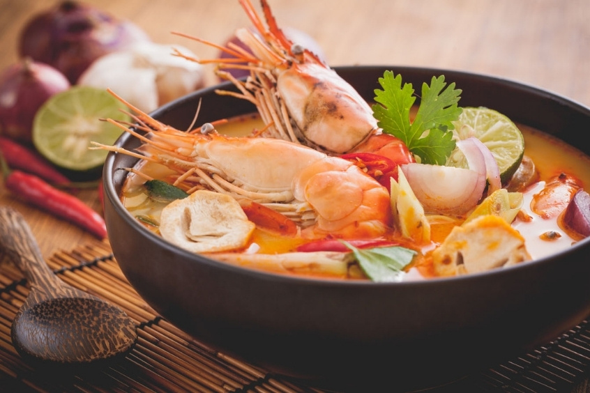 Bát Tom Yum Goong bốc khói nghi ngút với tôm, sả, lá chanh và ớt tươi