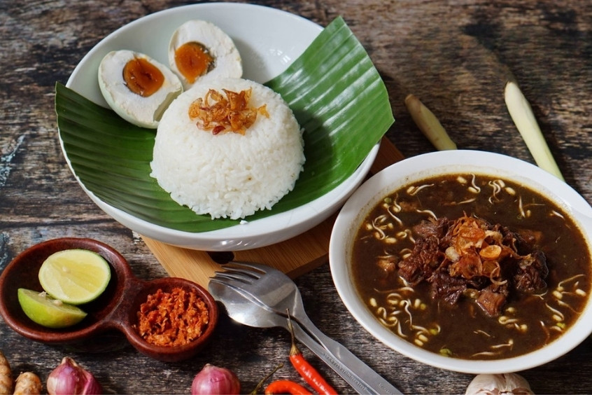 Nasi Rawon là món ăn truyền thống của Surabaya với nước dùng đen từ hạt keluak