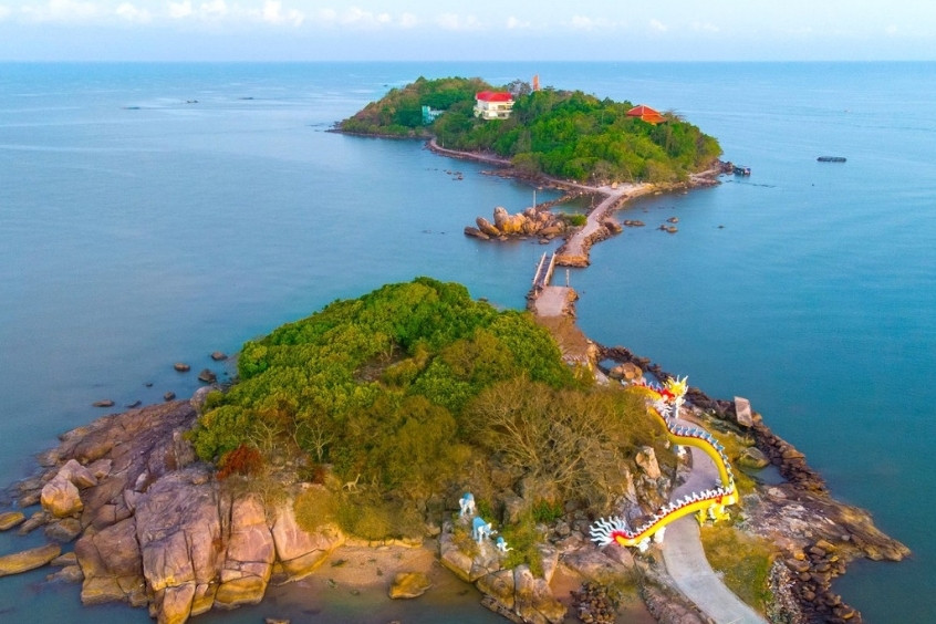 Hòn Đá Bạc với các khối đá chồng lên nhau giữa khung cảnh biển xanh