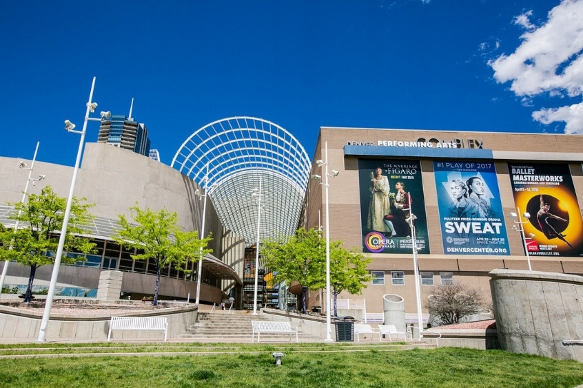 Trung tâm Nghệ thuật Biểu diễn Denver điểm đến văn hóa đặc sắc với các buổi hòa nhạc, kịch nghệ và biểu diễn đa dạng