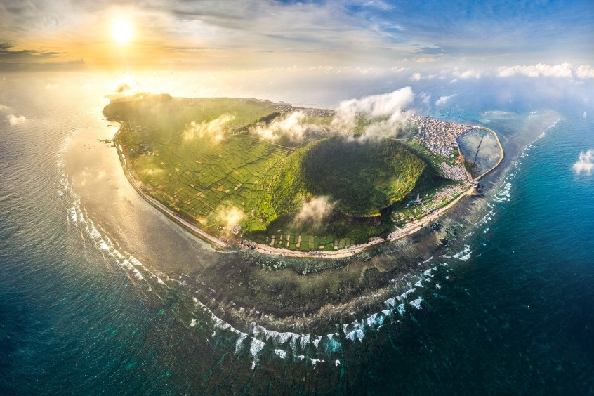 Đảo Lý Sơn viên ngọc giữa biển khơi, nằm sát khu vực Chu Lai, nổi bật với làn nước ngọc bích và lớp địa tầng núi lửa kỳ vĩ