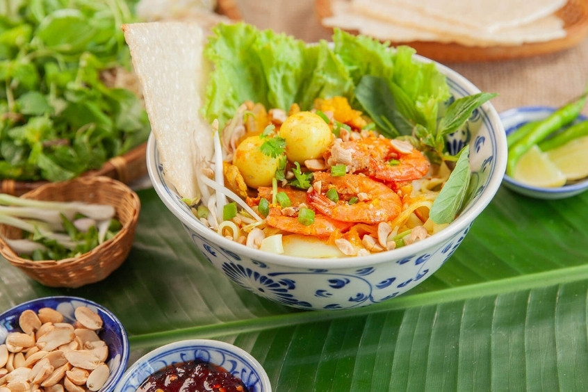 Mì Quảng tinh hoa ẩm thực miền Trung, với sợi mì dai, nước dùng sóng sánh, mang đậm phong vị bản địa vùng Chu Lai