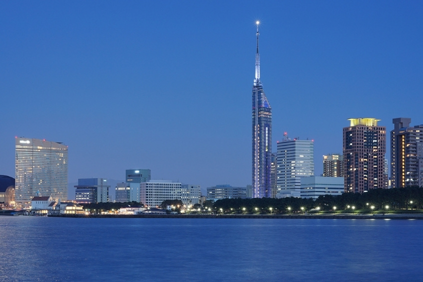 Tháp Fukuoka cao vút giữa trung tâm thành phố Nhật Bản