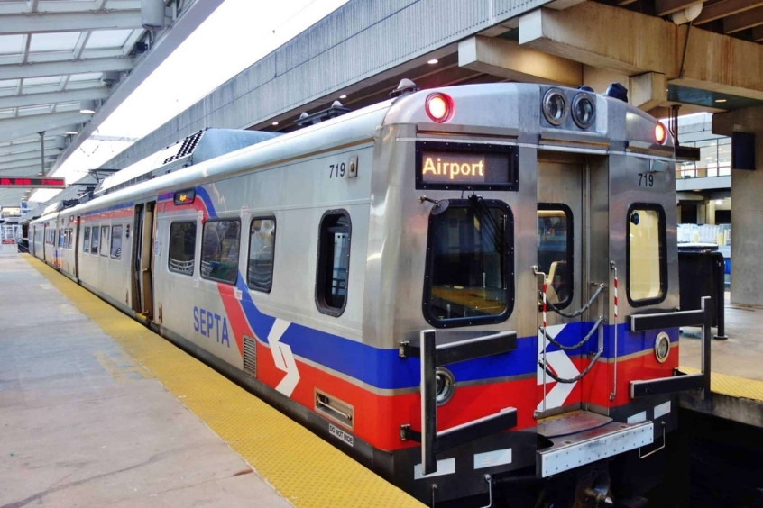 Đoàn tàu SEPTA Regional Rail đang dừng tại nhà ga ở Philadelphia