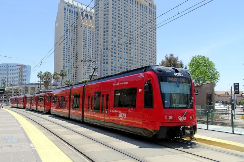 Tàu điện MTS San Diego chạy trên đường ray giữa lòng thành phố