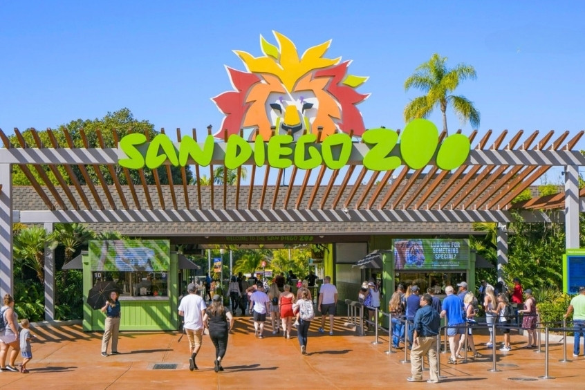 Cổng vào Sở thú San Diego với biểu tượng động vật hoang dã đặc trưng